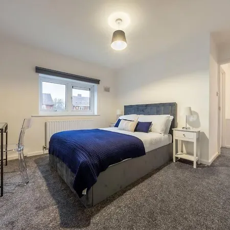 Modern Wolverhampton 3 Bed Home Exterior photo