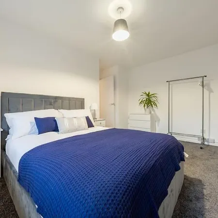 Modern Wolverhampton 3 Bed Home Exterior photo